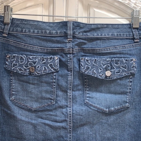 WHBM Jean Skirt distressed with Embroidered Pockets 8 - Picture 4 of 13
